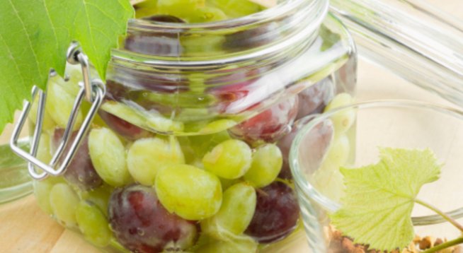 грозде, поне 2 кг
захарен сироп от 1 л вода и 500 г захар
