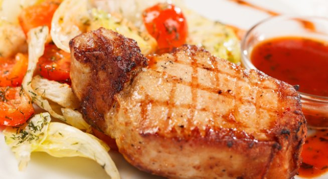 1 супена лъжица зехтин
4 обезкостени свински стека
Сол и черен пипер на вкус
1 и ¼ чаши сухо бяло вино
2 скилидки чесън, млян
1 супена лъжица пресен градински чай, нарязан
1 супена лъжица мащерка, ситно нарязана
1 и ¼ чаши пресни червени боровинки