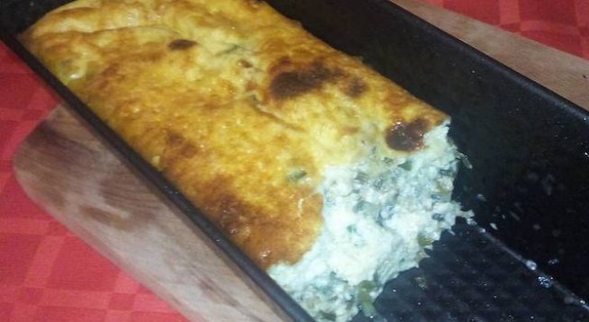 3 връзки пресен лук
50 г масло
6 яйца
150 г сирене
200 мл прясно мляко
мащерка
сол
черен пипер