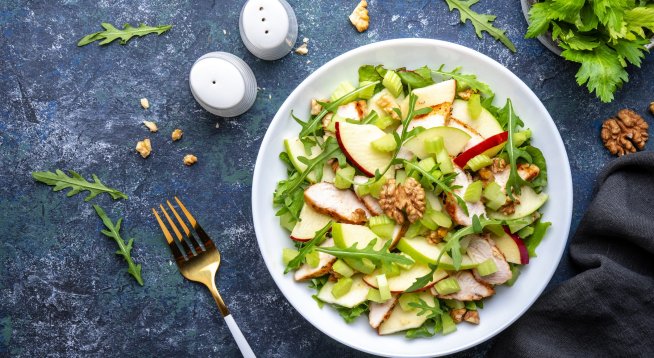 Салата с пиле, ябълки и орехи. Снимка: istock