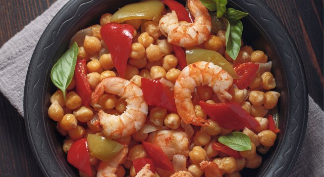 Пикантни скариди с нахут на тиган