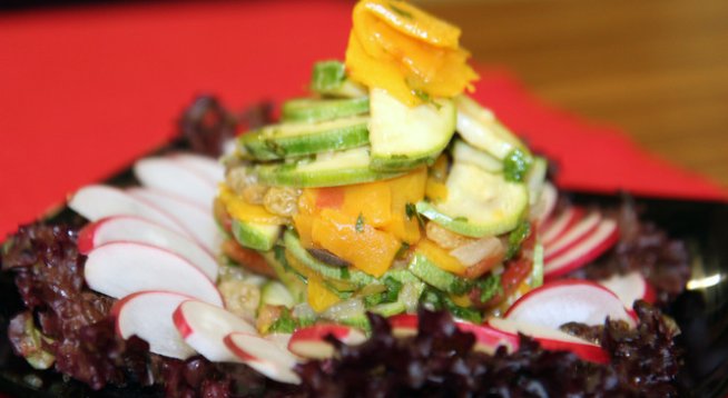 1 тиквичка около 300 г
120 г стафиди
1 сладка тиква (гъдулка)
50 г лук
2 скилидки чесън
5 маслини
1 домат
дресинг от бяло балсамико и сол