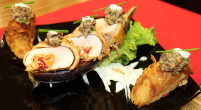 250 г пилешко филе
1 печена чушка
фета сирене
1 настърган картоф
1/2 патладжан
чесън, магданоз
сос: кисело мляко, майонеза, кимион