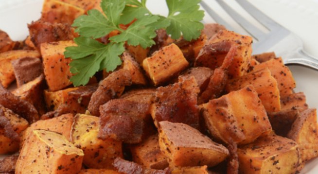 1 супена лъжица олио
500 г свинско без кост
сол и черен пипер на вкус
2 сладки картофа (или 1 по-голям)
1 глава лук, нарязана
6 скилидки чесън
250 мл пилешки бульон