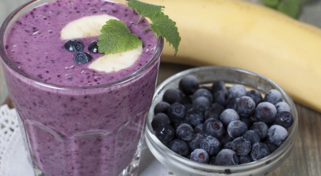 1 узрял банан
250 мл кокосово мляко
200 г горски плодове
100 г стафиди
мед на сладост
