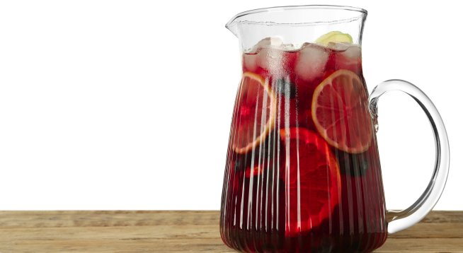 Сангрия с червено вино, плодове и канела.Снимка: istock