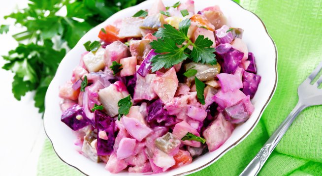 Яйчена салата с цвекло и краставички