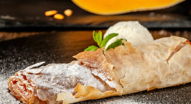 400 г готови кори за баница
1,5/2 кг тиква – почистена
1 пакетче канела
250 г натрошени орехи
250 г шоколад
200/250 г захар
разтопено масло или олио за намазване на корите
