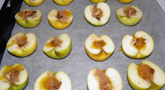 ябълки, канела, мед, начупени орехи, стафиди