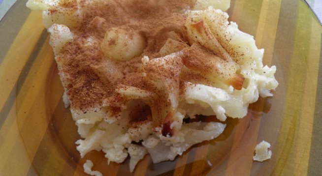  макарони – 300 г
 кафява захар – 1 ч.ч.
 яйца – 4 бр
 прясно мляко – 500 мл
 ванилия – 1 пакетче 
 канела
