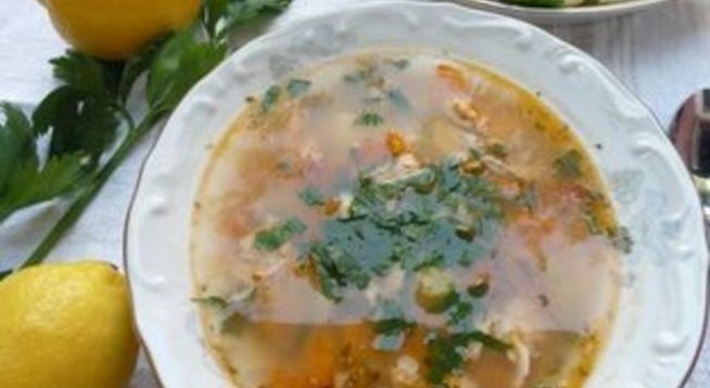 250 г риба
100 г моркови (2 броя)
20 г целина(1/2)
1 лук
60 г корен магданоз (1-2)
200 г картофи (3-4)
150 г червени домати (2-3)
100 г краве масло (5 с.л. олио)
1 лимон
девисил
магданоз
листа от целина
черен пипер
сол на вкус