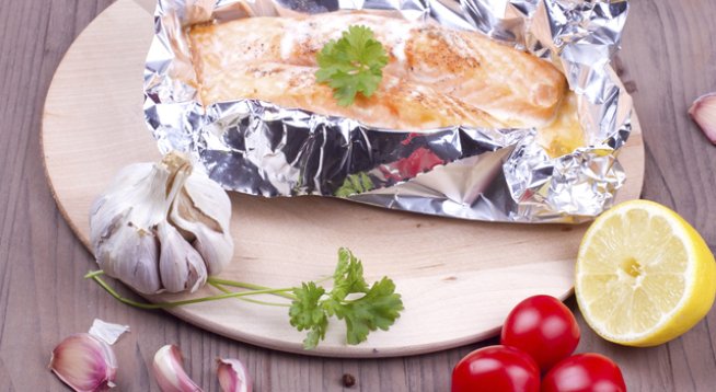 4 филета от сьомга
3 супени лъжици дижонска горчица
сол и пипер на вкус
¼ чаша галета
1 щипка средиземноморска подправка
¼ разтопено масло