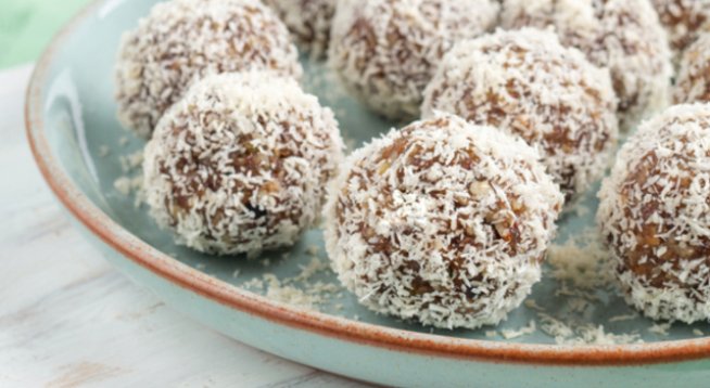 2 чаши овесени ядки, може и фини
1 чаша фъстъчено масло
½ чаша мед
¼ чаша шоколадови капки
¼ чаша кокосови стърготини