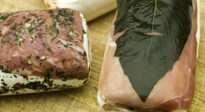 250 г колбас по ваш избор, може и прошуто
250 г крема сирене по ваш избор
няколко маслини, кисели краставички, чери домати