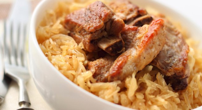Продукти за 6 порции:
6 пържолки вратни или хубави парчета месо, може и ребърца
1 зелка средно голяма прясна
2-3 домата
1/2 ч. чаша олио
1 ч. л. сол
2-3 дафинови листа
няколко зърна черен пипер
2 суп. лъж. червен пипер