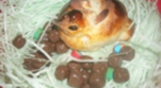 3 ч. ч. брашно
1ч. ч. захар
1 ч. ч. прясно мляко
3 яйца
20 г свежа мая
100 г меко масло
1 ч. л. сол
жълтък за намазване, есенция според вкуса (по желание)
За очичките на пиленцата: стафиди, бадеми, сухи череши или вишни.