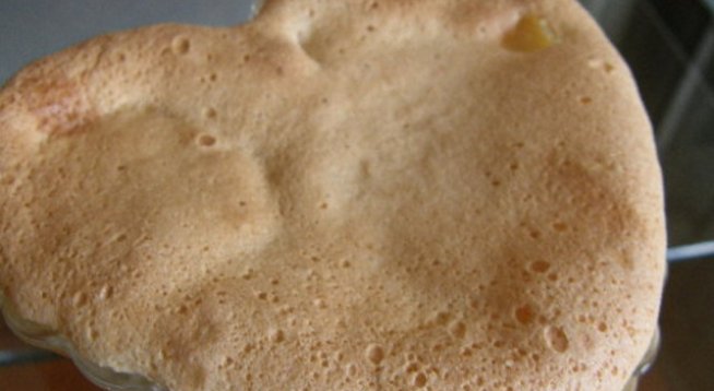 За основата:
1 пакетче чаени бисквити
1/2 пакетче масло (60 г)
2 ябълки
За тестото:
1 ч. ч. брашно
1 ч. ч. захар
1 бакпулвер
1 ванилия
4 яйца