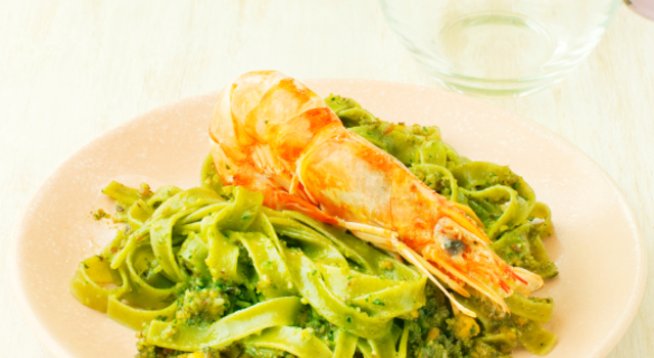 1 пакет спагети/лингуини
½ чаша масло
сол и черен пипер на вкус
2 чаши течна готварска сметана
½ чаена чаша настъргано сирене пармезан
1/3 чаша готово песто от босилек
500 г скариди, обелени