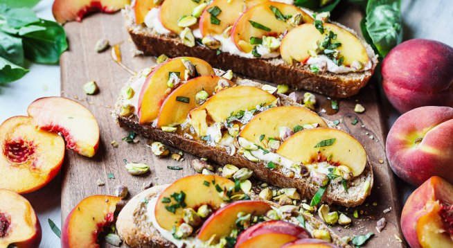 Тост с рикота, праскова и шамфъстък. Снимка: istock