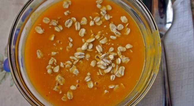 1 тиква цигулка
1 морков 
2-3 картофа
олио - 1 1/2 с.л.
сол
черен пипер
овесени ядки за поръсване
ленено семе счукано за поръсване
