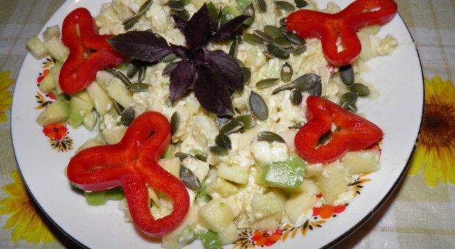 авокадо – 1 брой
ябълки – 2 броя
топено синьо сирене – 2 броя (или каквото друго имате)
горчица – няколко чаени лъжички (на вкус)
тиквено олио – няколко лъжички
соев сос (на вкус)
лимон (на вкус