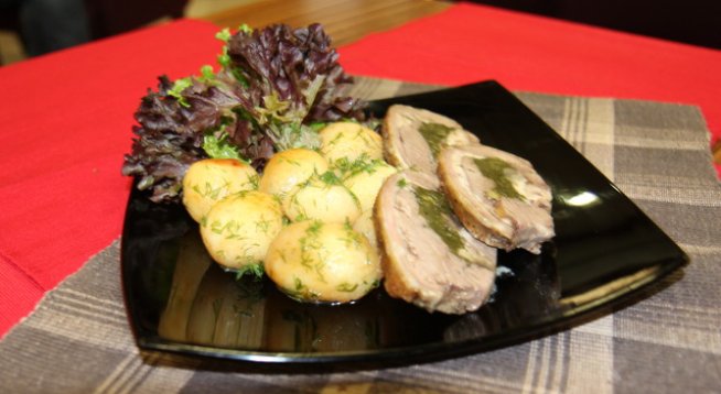 1 малко агнешко бутче или около 1,5 кг месо за пълнене
2 кг пресни картофи
2 кг спанак
500 г пресни гъби печурки
сол, черен пипер
олио, бучка масло
500 мл зеленчуков бульон