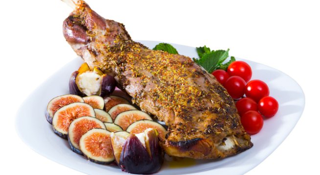 1,2 кг агнешка плешка
Сол и черен пипер на вкус
1 супена лъжица зехтин
200 г синьо сирене
1 чаена лъжичка сушен розмарин, натрошен
6 бр. листа от градински чай, натрошени
1 чаена лъжица мащерка
2 супени лъжици галета