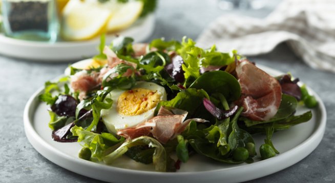 400 г микс зелени салати или айсберг, маруля
200 г прошуто или друг колбас по ваш избор
150 г моцарела
150 г сирене чедър
1 малка глава лук
За дресинга:
1/2 опаковка майонеза
100 г заквасена сметана
1 стрита скилидка чесън
малко наситнен магданоз
няколко капки оцет
сол, черн пипер на вкус