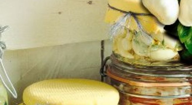 Продукти:
1 кг обелени скилидки чесън (около 16 глави чесън)
1 пакетче Пикант фикс сладко-кисела Dr. Oetker
1,75 л вода
300 мл оцет (задължително 6 или 9%)
150 г захар
1 връзка копър (по желание)