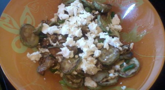 600 г тиквички
300 г краве сирене
1 връзка пресен лук
щипка сол
щипка чесън на гранули или 2-3 скилидки пресен
2-3 супени лъжици балсамов оцет
зехтин за пържене
