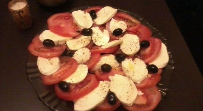 3-4 бр едри домата
300 г моцарела
50 маслини без костилка
2-3 стръка пресен босилек
щипка черен пипер
щипка сол
2 супени лъжици зехтин
3-4 филенца аншоа