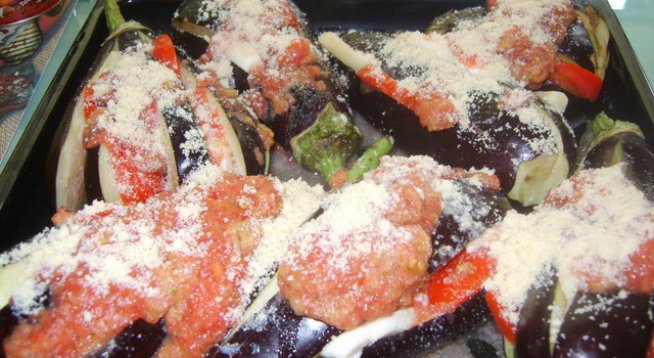 6-7 бр големи патладжана
300-400 г моцарела
3-4 бр домати
1 глава кромид лук
зехтин на вкус за поръсване
щипка сол
150 г настърган пармезан
1 бурканче доматено пюре
