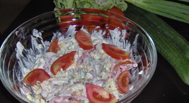 2 домата
3 чаши сварена паста (с форма на фусили)
200 г сладка царевица
100 г сварен грах (може и от консерва)
1 бр краставица
1 бр авокадо
3 бр печена, обелена капия
100 г шунка
1 кофичка (малка) заквасена сметана
зехтин на вкус
сол на вкус
черен пипер на вкус
