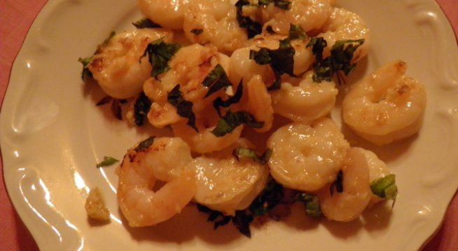 Необходими продукти:
чесън - 1 глава
скариди - 300 г /колкото имате/
чаша бяло вино
зехтин - съвсем малко, колкото да запържите чесъна
1 глава чесън
босилек - 1 шепа