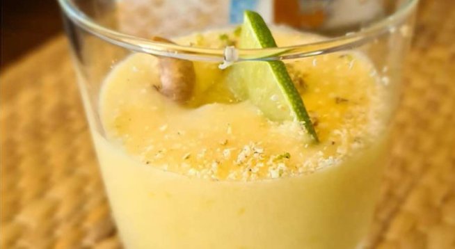 2 кг лимони
1 лайм
4 яйца
1 опаковка сметана от поне 250 г 
125 г масло
1 пакетче пудра захар