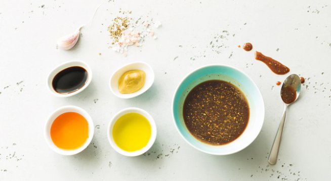 ½ ч.ч. балсамов оцет
¼ ч.ч. зехтин
2 супени лъжици мед
1 ч. л. дижонска горчица
1 стрита скилидка чесън 
сол и черен пипер на вкус