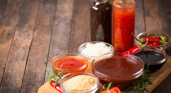 ½ чаша захар
¼ чаша кетчуп
½ чаша рициново олио 
½ чаша бял балсамов оцет 
1 чаена лъжица червен пипер (може и лют) 
½ чаена лъжичка чеснов прах
50 г много ситно нарязана целина
½ чаена лъжичка италианска подправка микс 