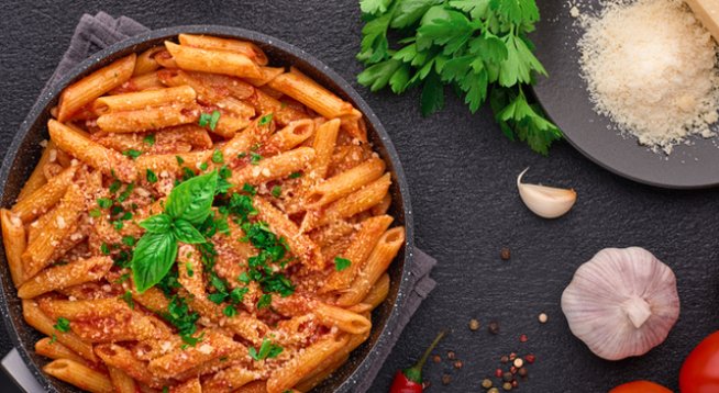 400 г паста Penne
500-600 г белени домати от консерва, отцедени
2 стрити скилидки чесън
3 малки сушени люти чушки
наситнен магданоз на вкус
сол на вкус
3-4 с.л. зехтин