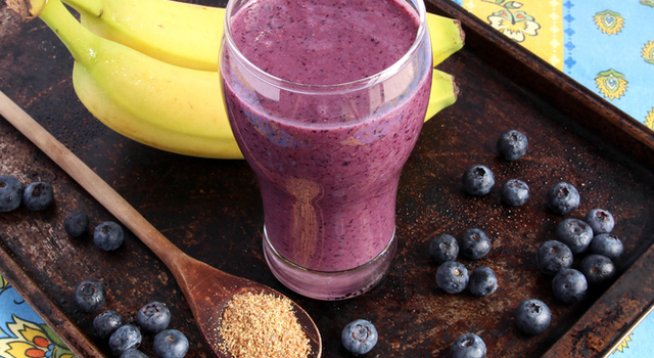 1 чаша бадемово мляко без захар или прясно
1 с.л. бадемово масло/тахан; може и друг - фъстъчен, лешников, сусамов
1/2 банан
1/2 ч.ч. сини боровинки
1 с.л. смляно ленено семе
1/2 ч.л. канела
1-2 ч.л. семена от чиа
мед на сладост, ако е необходимо