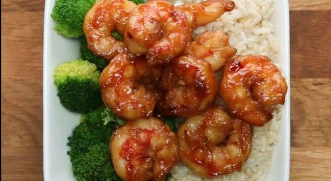 300 г почистени скариди
За маринатата:
3 скилидки стрит чесън
1 супена лъжица настърган джинджифил
1-2 щипки лют червен пипер
1 чаена лъжичка олио или зехтин
1/3 чаена чаша мед
1/3 чаена чаша соев сос
