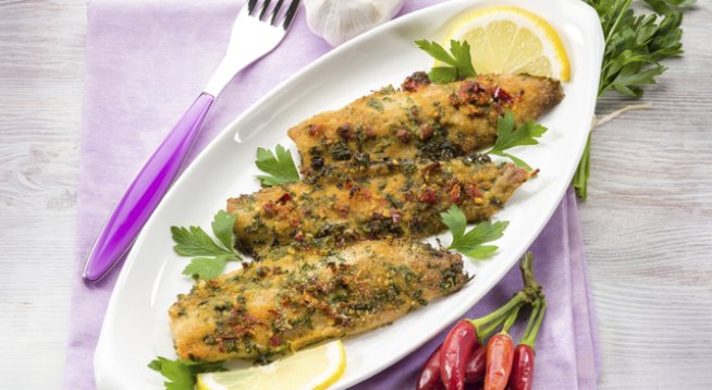 1/2 чаша галета
700 г рибно филе
1 опаковка майонеза „Краси“
сол на вкус
1 супена лъжица дижонска горчица
1 люта чушка – по желание
няколко стръка копър
1 малка глава лук
