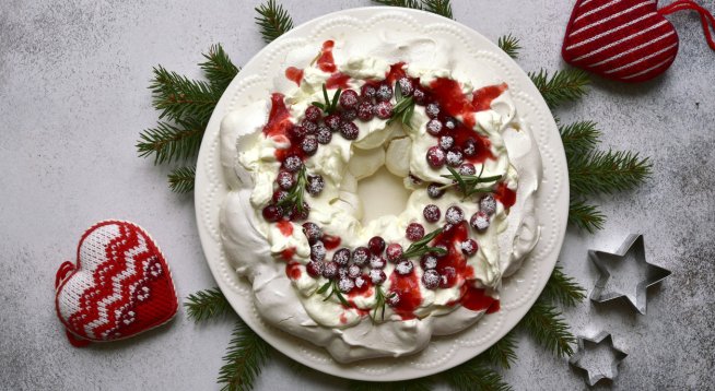 Коледен венец с крем от горски плодове. Снимка: istock