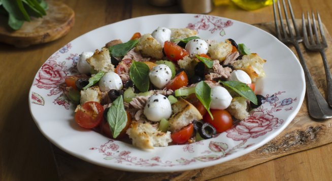 Салата панцанела с моцарела и риба тон