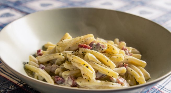 Паста Качо е пепе с бекон