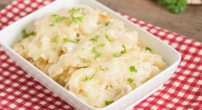 250 г къса паста
2 чаши прясно мляко (ако е необходимо, добавете повече)
2 чаши настъргани сирена чедър, синьо сирене или други ваши любими
зелен лук
сол и черен пипер на вкус
щипка индийско орехче
70 г масло