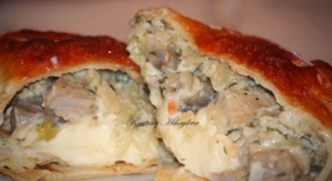 За палачинките:
2 яйца 
1 и 1/2 ч.ч. брашно 
щипка сол 
щипка захар 
1 ч.ч. прясно мляко 
половин ч.ч. студена вода 
1 с.л. заквасена сметана 
За плънката:
1 стрък праз 
200 г нарязани печурки 
300 г свинско месо 
2 с.л. заквасена сметана 
1 ч.ч. ориз 
2 стръка пресен копър 
1 скилидка чесън 
1 стрък пресен магданоз 
1 с.л. краве масло 
1 кубче гъбен бульон 
черен пипер и кимион на вкус 
200 г кашкавал