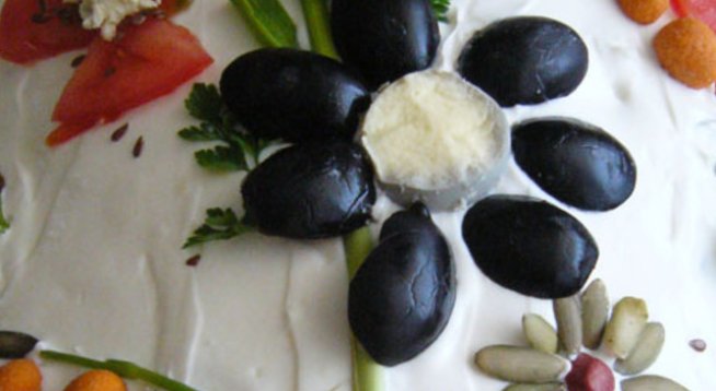 Продукти:
няколко сварени картофа – нарязани на кубчета
свежа краставица – нарязана на кубчета
сварени моркови – нарязани на кубчета
маслини, обезкостилкостени – нарязани на парченца
шунка, пилешко месо или друго – ако сте любители на месото
семки – слънчогледови или тиквени
сол
подправки
Друго – в тази салата знаете, че може да сложите или махнете нещо, без да се притеснявате (грах, гъби, царевица).