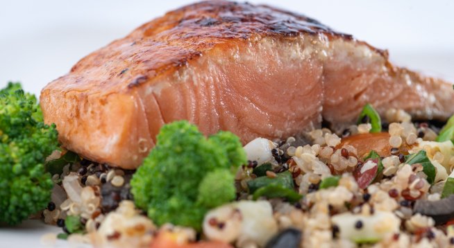 Сьомга с лимон, билки, киноа и броколи