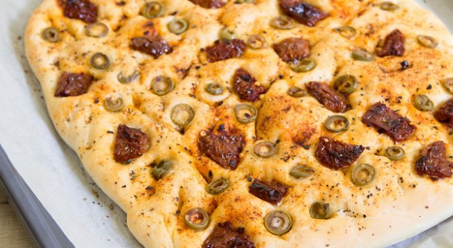 1 и ½ чаши брашно
½ кубче мая
150 г сушени домати
1 щипка сол
1 щипка захар
4-5 супени лъжици зехтин
1 шепа зелени маслини