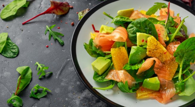 200 г бейби спанак
1 малка глава червен лук или няколко стръка зелен
300 г пушена сьомга
1 узряло авокадо
сол
зехтин, лимонов сок